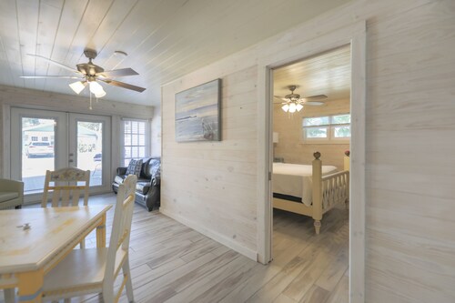 2-bedroom cottage located in Captiva village, short walk to beach!