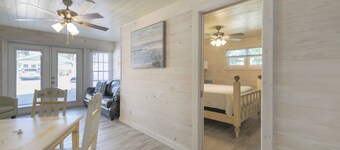 2-bedroom cottage located in Captiva village, short walk to beach!