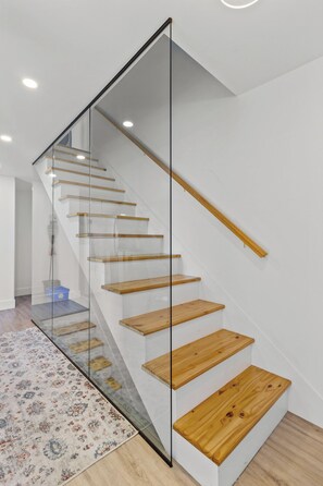 Interior - Queen Top Suite 2BR Free Parking Modern (St. John's)