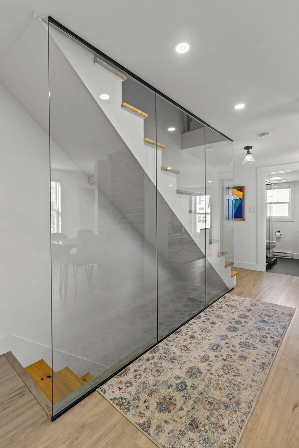 Interior - Queen Top Suite 2BR Free Parking Modern (St. John's)