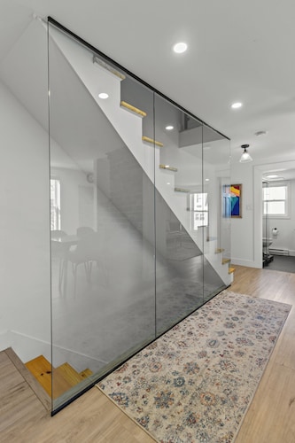 Queen Top Suite 2BR Free Parking Modern