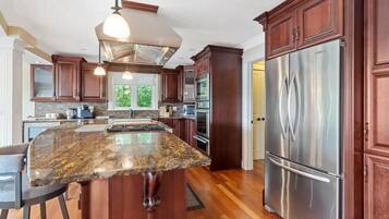 Køleskab, mikrobølgeovn, ovn, kogeplade