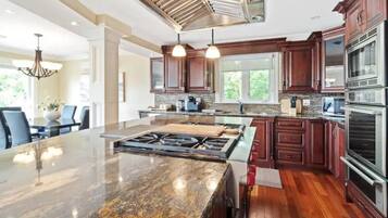 Køleskab, mikrobølgeovn, ovn, kogeplade