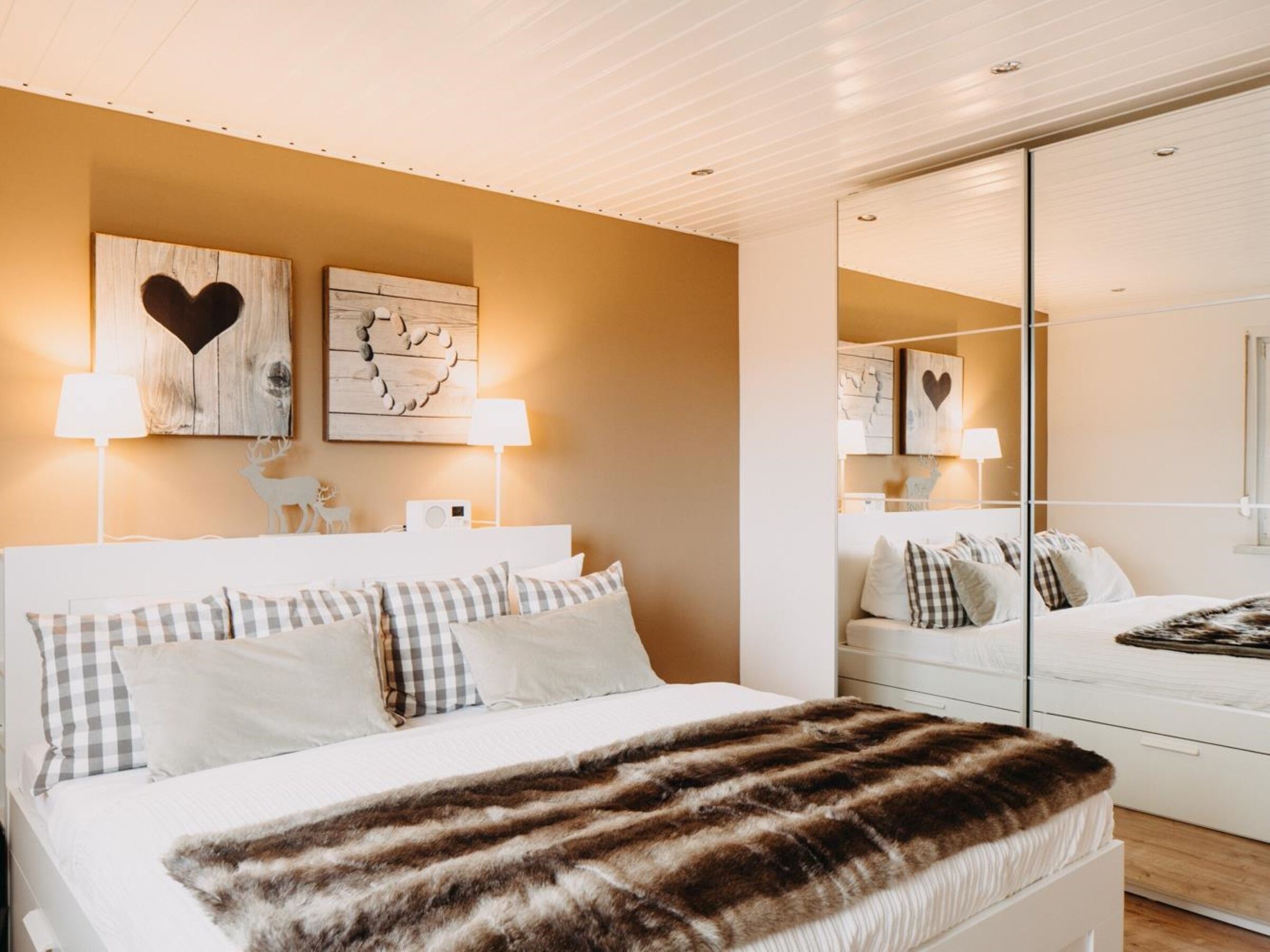 2 soverom, skrivebord, strykejern/-brett og wi-fi (inkludert)