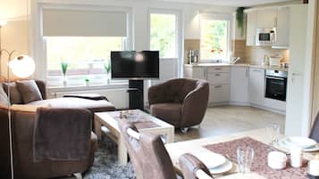 Een televisie, boeken en een stereo