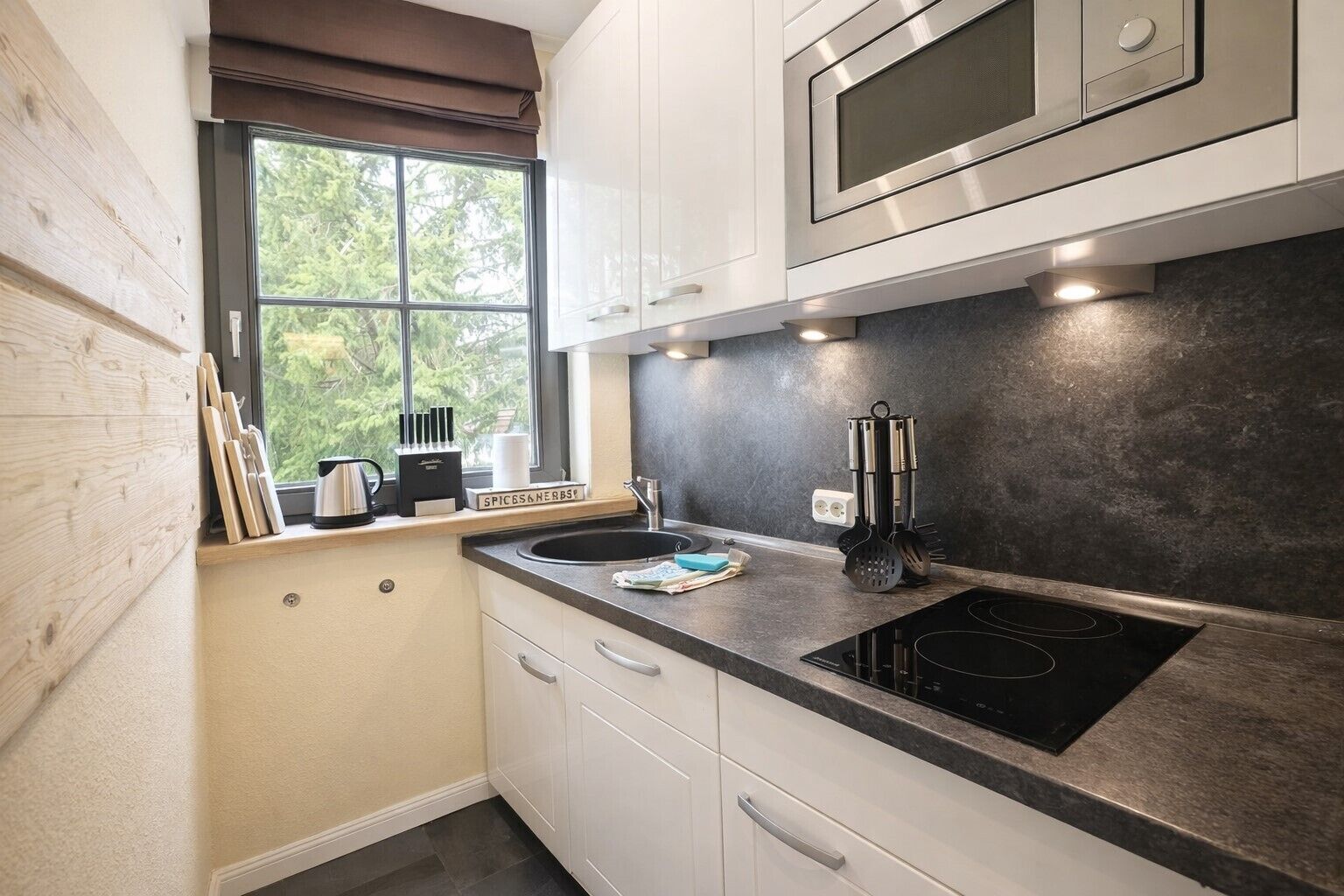 Fridge, microwave, stovetop, dishwasher