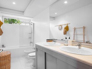Een haardroger, een bidet, handdoeken