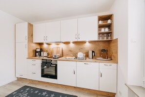 Køleskab, mikrobølgeovn, ovn, kogeplade