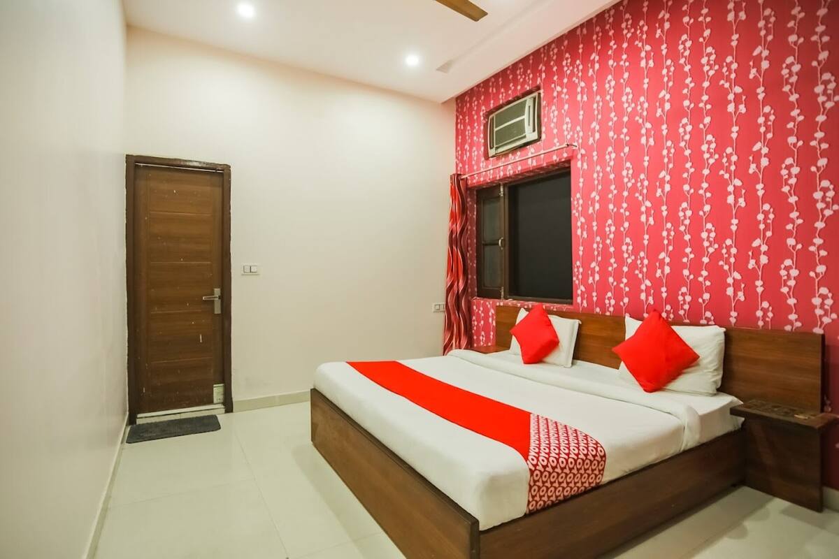 Hypo-allergenic bedding, iron/ironing board, free WiFi, bed sheets