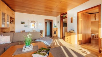 Fernseher, Bücher, Stereoanlage