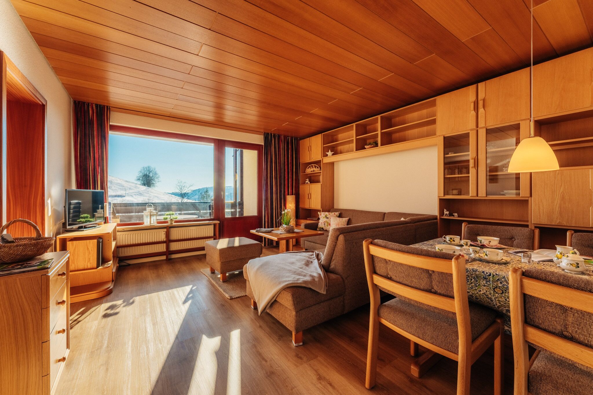 Een televisie, boeken en een stereo