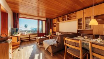 Een televisie, boeken en een stereo