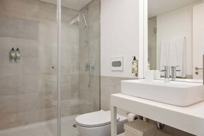 Douche, sèche-cheveux, serviettes fournies