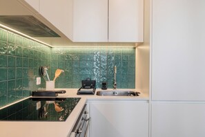 Een koelkast, een magnetron, een oven, een kookplaat