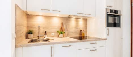 Fridge, oven, stovetop, dishwasher