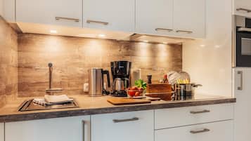 Fridge, oven, stovetop, dishwasher