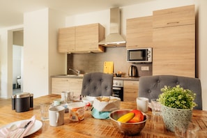Fridge, microwave, oven, stovetop - Holiday Apartment Reitstieg – Modern Harz Getaway with Terrace (Braunlage)