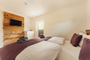 2 chambres, fer et planche à repasser, lit de bébé portatif