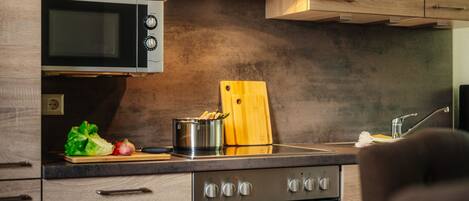 Réfrigérateur, four à micro-ondes, un four, surface de cuisson