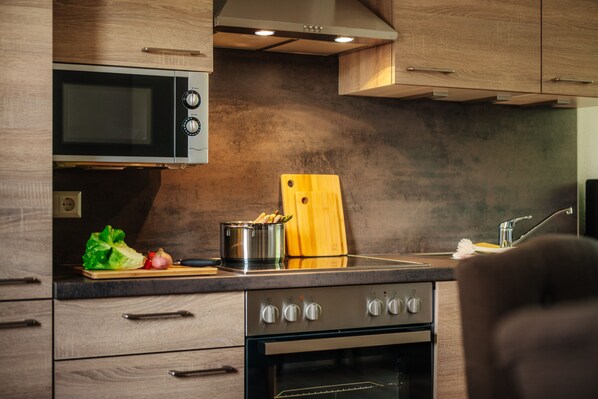 Een koelkast, een microgolfoven, een oven, een kookplaat