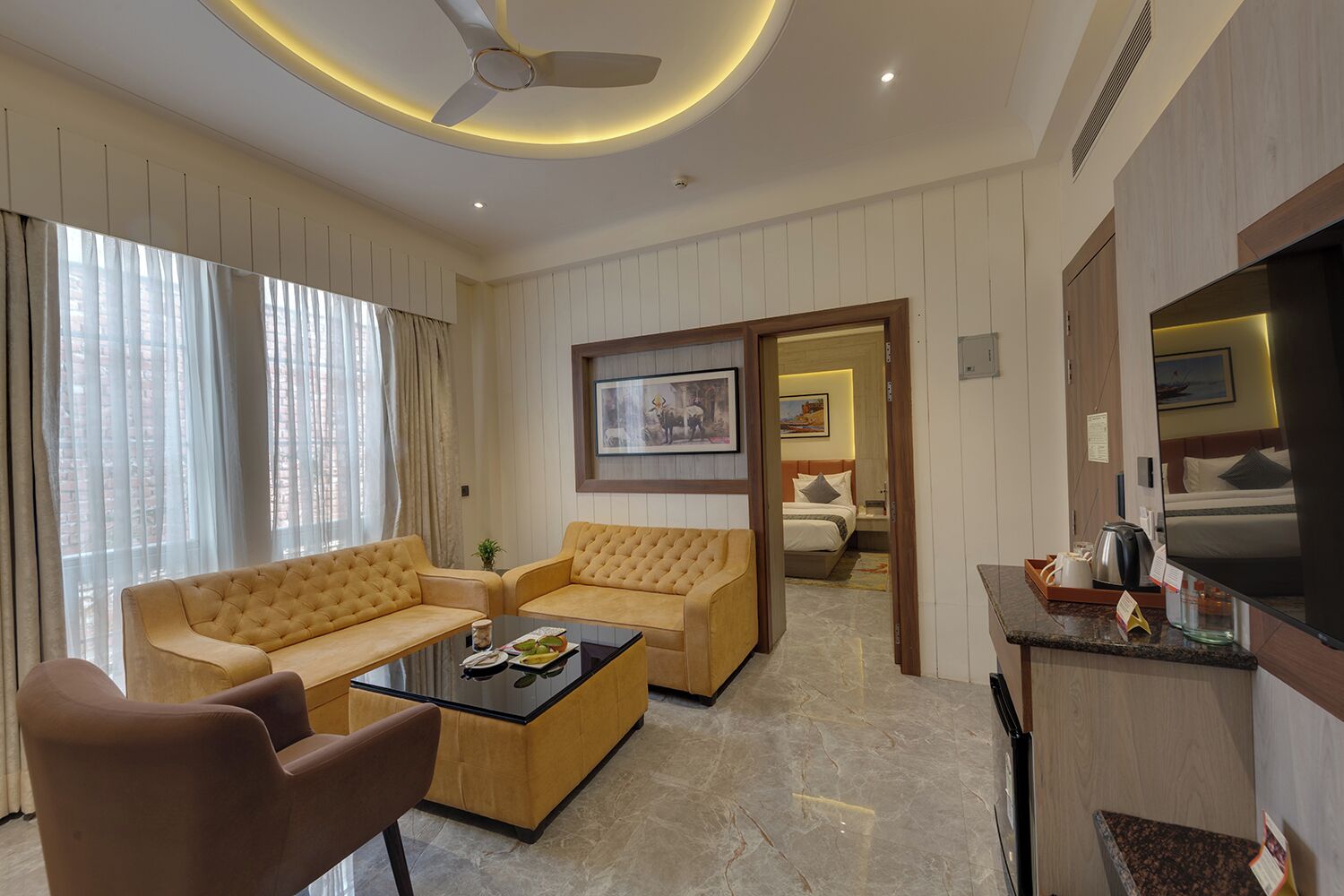 Royal Suite with Jacuzzi | Living area | 43-inch flat-screen TV with satellite channels