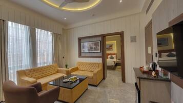 Royal Suite with Jacuzzi | Living area | 43-inch flat-screen TV with satellite channels