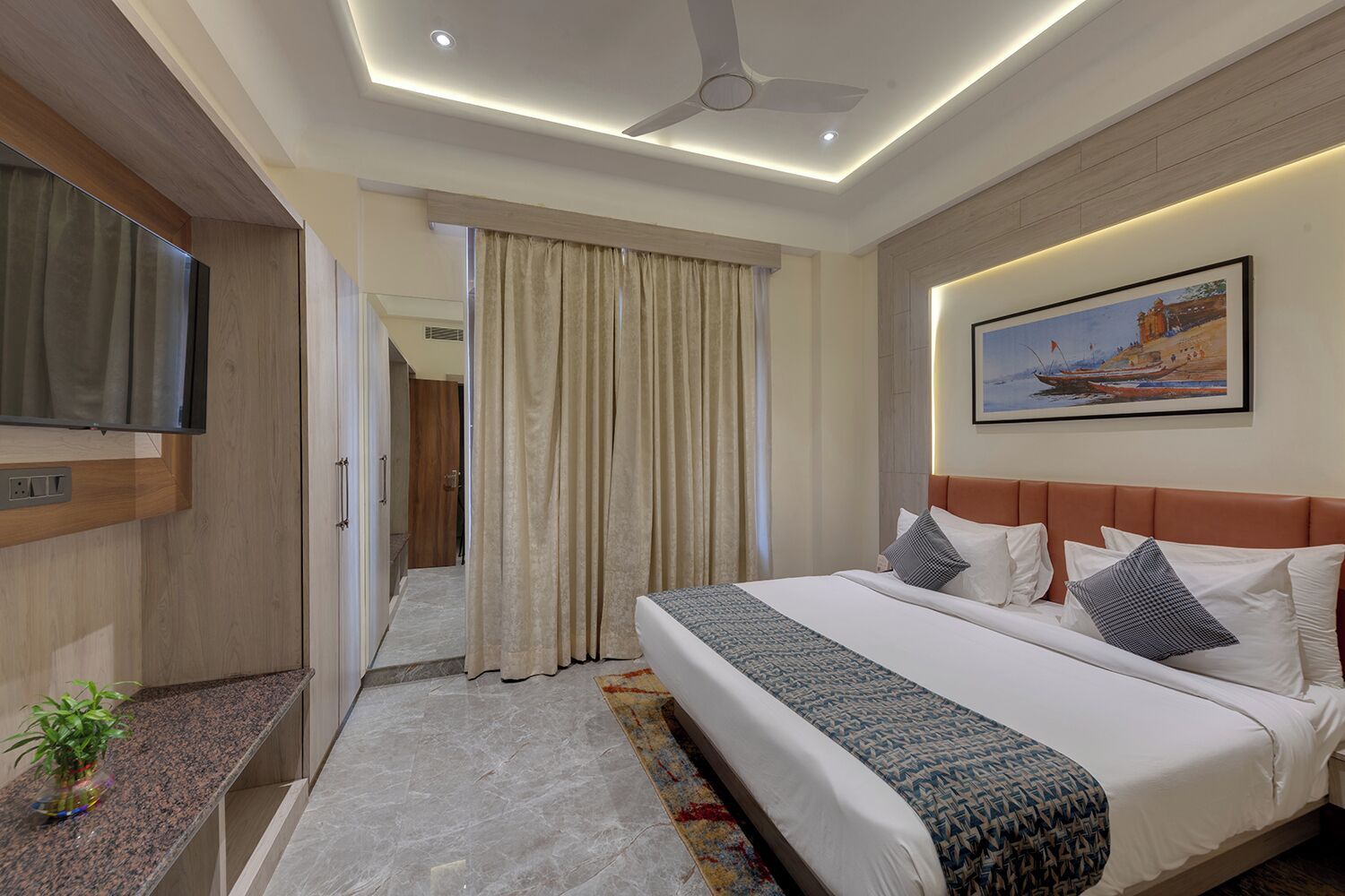 Royal Suite with Jacuzzi | In-room safe, desk, blackout curtains, iron/ironing board