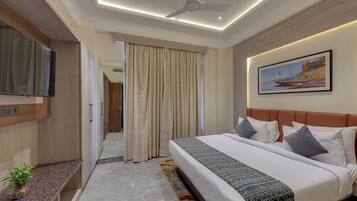 Royal Suite with Jacuzzi | In-room safe, desk, blackout curtains, iron/ironing board