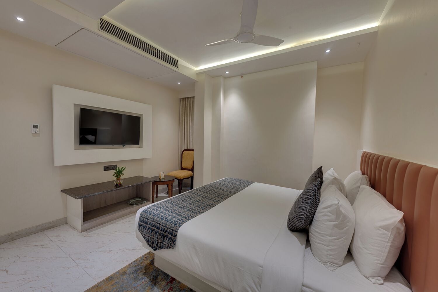 Royal Suite | In-room safe, desk, blackout curtains, iron/ironing board