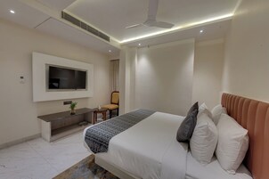 Svit | Värdeförvaringsskåp på rummet, skrivbord och mörkläggningsgardiner