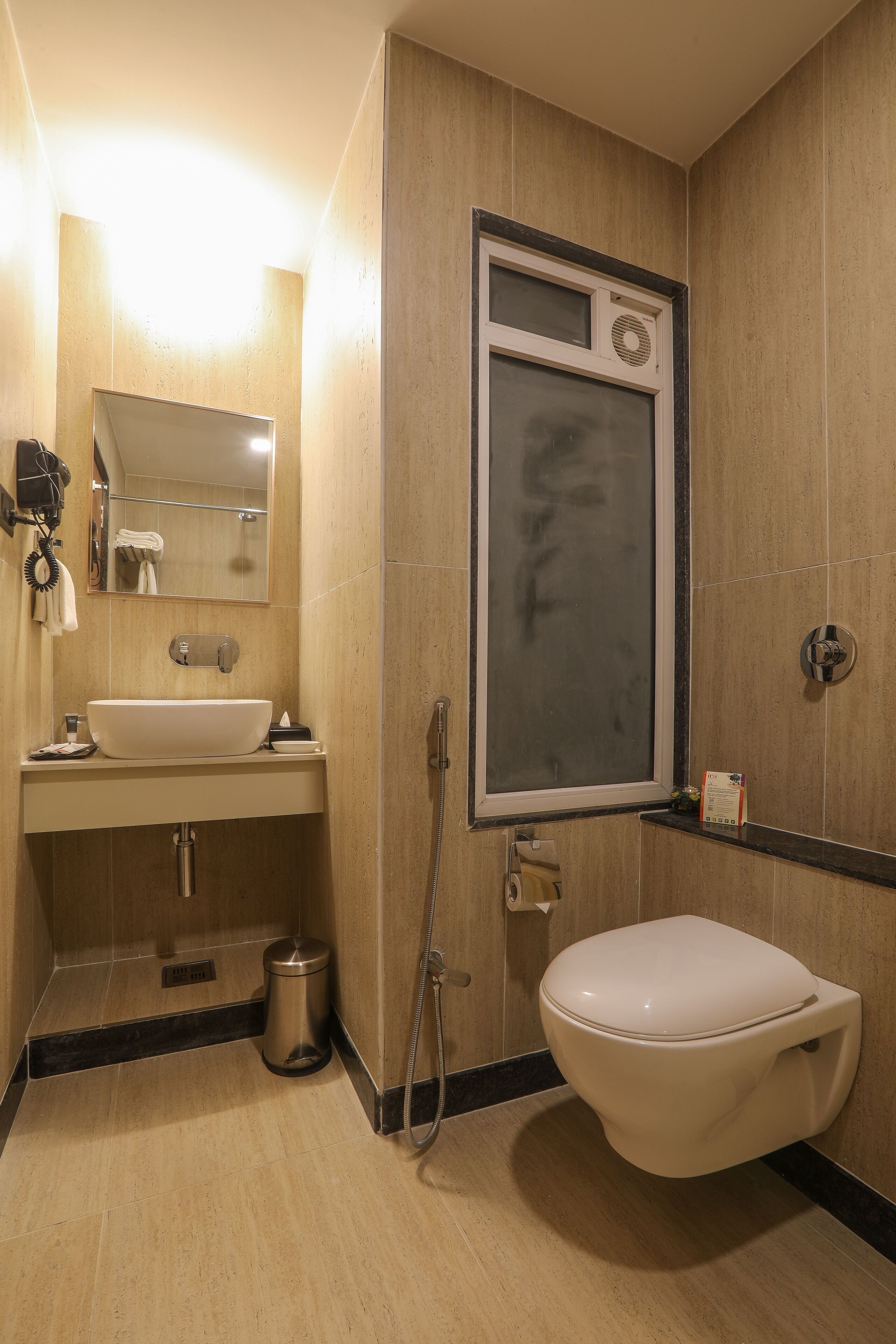 Ein modernes Badezimmer mit Waschbecken, Spiegel und Toilette.