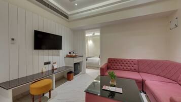 Royal Suite | Living area | 43-inch flat-screen TV with satellite channels