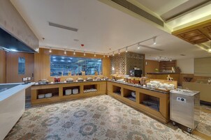 Frukost, lunch och middag serveras