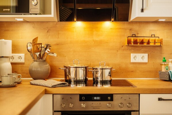 Refrigerador, microondas, horno, placa de cocina