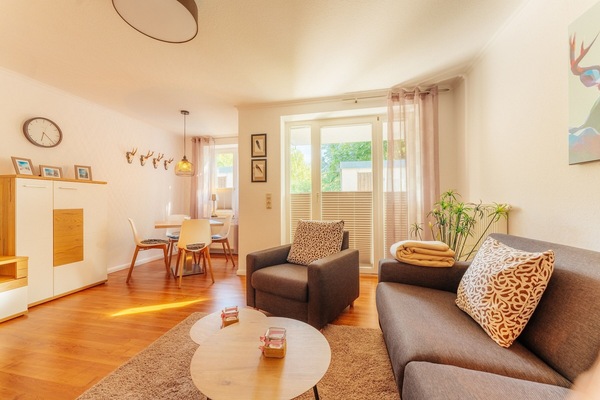 Fernseher, Tischtennisplatte, Bücher