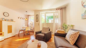 Fernseher, Tischtennisplatte, Bücher