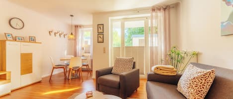 Televisión, mesa de ping pong, libros