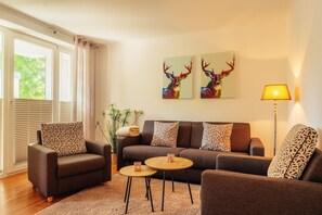 Fernseher, Tischtennisplatte, Bücher