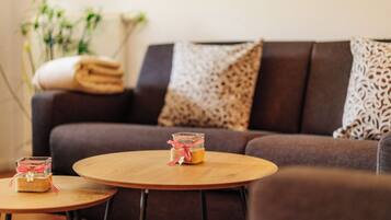 Televisión, mesa de ping pong, libros