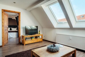 1 habitación, tabla de planchar con plancha y cuna de viaje