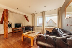 TV, lareira, mesa de pingue-pongue, livros