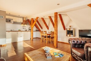 TV, lareira, mesa de pingue-pongue, livros