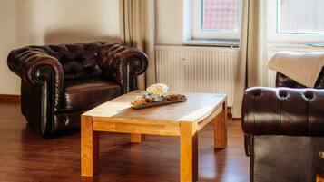 Fernseher, DVD-Player, Tischtennisplatte, Bücher