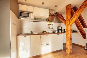 Geladeira, micro-ondas, cooktop, lava-louças