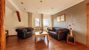 Fernseher, DVD-Player, Tischtennisplatte, Bücher