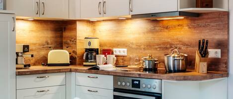 Fridge, oven, stovetop, dishwasher