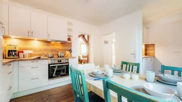 Jääkaappi, uuni, liesi, astianpesukone