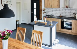 Réfrigérateur, surface de cuisson, lave-vaisselle, cafetière-théière