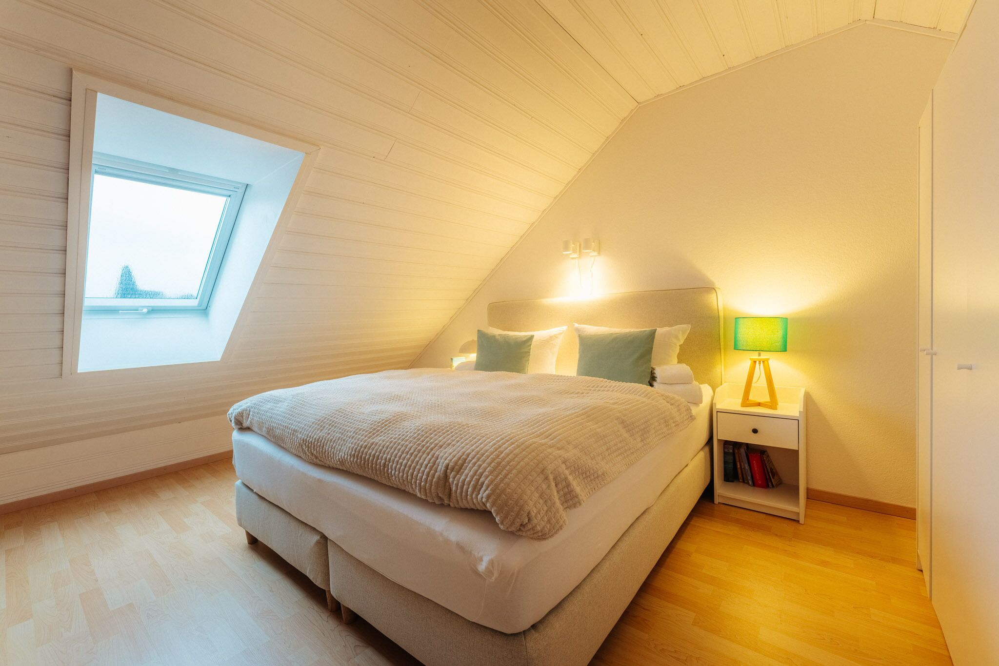 1 habitación, tabla de planchar con plancha y cuna de viaje 