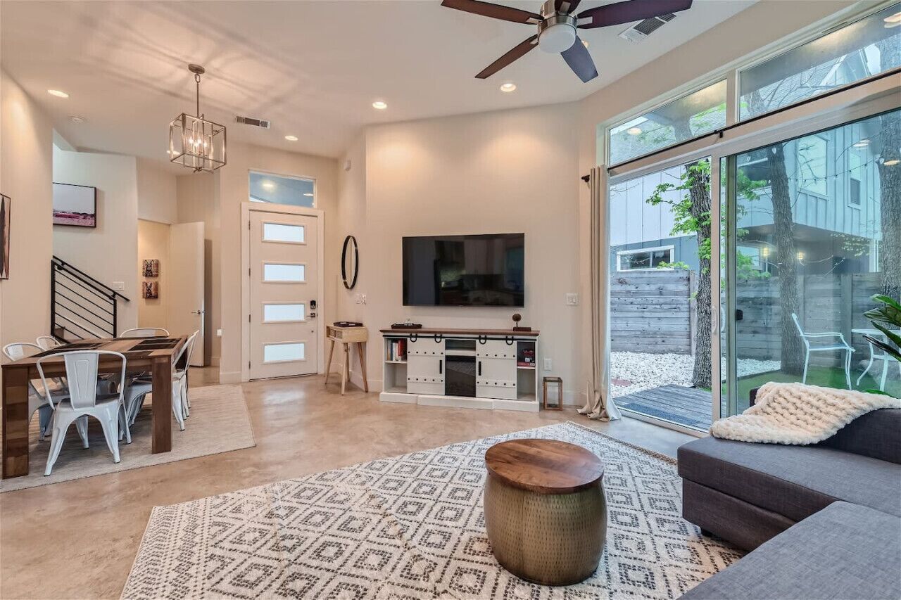 Smart-TV, Kamin, Tischtennisplatte